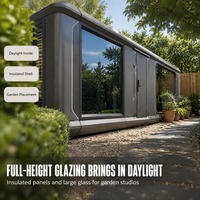 Cabine capsule préfabriquée transportable, livrée en unité unique, avec panneaux muraux isolés et vitrage pleine hauteur, prête pour le chantier
