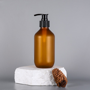 Botella de plástico esmerilado estilo Boston color ámbar de 300 ml con dispensador de bomba para envasado de productos químicos de uso diario - Product Image 1