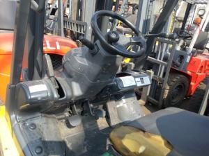 Chariot élévateur Komatsu FD30 d'occasion de grande qualité, bien entretenu, à prix réduit en promotion, chariot élévateur Komatsu diesel d'occasion avec déplacement latéral - Product Image 2