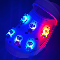 Nouvelles décorations LED en caoutchouc pour chaussures, accessoires de bricolage, boucles lumineuses pour chaussures, breloques mignonnes de dessins animés perforées, pour la rentrée scolaire