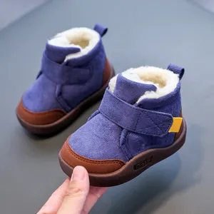 Botas de inverno para bebês, meninos e meninas, botas quentes de neve, sapatos infantis de pelúcia macia com fundo para recém-nascidos, tênis para áreas externas