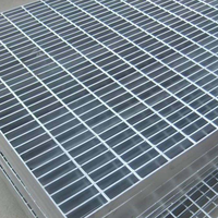Plaques de marche antidérapantes durables en acier inoxydable, grilles de passerelle, grilles de voie d'accès, grilles en acier galvanisé pour revêtements de sol et passerelles
