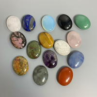 Vente en gros de pierres de paume ovales en cristal de guérison de 45 mm, de bonne qualité, sculptées et gravées, de couleurs assorties, pour la décoration et les cadeaux de fêtes