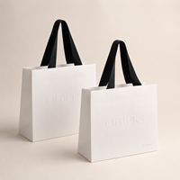 Sac shopping en papier blanc de luxe personnalisé avec poignée noire, logo gaufré à l'aveugle, sac cadeau en papier pour vêtements, bougies, emballages de beauté