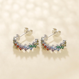 Orecchini a Perno Curvi a Forma di C Colorati per Donne, Accessori per Orecchie Geometrici per Uso Quotidiano - Product Image 4