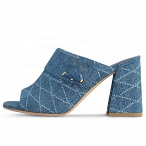 Sandalias de tacón alto y grueso con diseño de marca, punta abierta, de tela vaquera cosida, para mujer, estilo oficina, tipo mule para usar con jeans. - Product Image 1