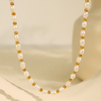Ensemble collier et bracelet tendance en acier inoxydable plaqué or 18 carats avec perles d'eau douce, hypoallergénique et étanche – Cadeau idéal