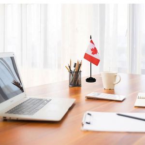 ธงตั้งโต๊ะลายตารางหมากรุกสีสันสดใส ทนทานต่อการซีดจาง พร้อมฐานตั้งและเสา สำหรับสำนักงานหรือพื้นที่ทำงานของผู้ที่ชื่นชอบการแข่งรถ - Product Image 6