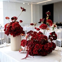 Composition florale artificielle en soie rouge bordeaux pour centre de table de mariage, toile de fond d'allée et décoration de fête