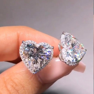 Orecchini a forma di cuore con cristalli per donna, accessori di moda dolci e minimalisti per l'uso quotidiano - Product Image 4