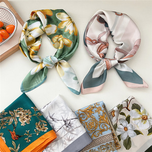 Petit Bandana <span class=keywords><strong>Foulard</strong></span> de Tête Carré à Motifs Floraux en Polyester pour <span class=keywords><strong>Femme</strong></span> - Product Image 1