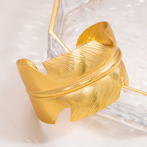 สร้อยข้อมือชุบทองรูปขนนกเครื่องประดับสตรีดีไซน์รูปใบไม้กว้าง18K ชุบสังกะสีอัลลอยแฟชัน - Product Image 2