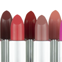 Rouge à lèvres personnalisé hautement pigmenté, cruelty-free, avec formule crémeuse hydratante enrichie en vitamine E, dans un tube magnétique.