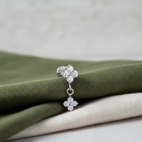 Boucle d'oreille clou en titane F136 de qualité implantable avec 4 fleurs en zircon cubique et pendentif fleur, bijou de piercing à enfiler pour conque, hélix, tragus, cartilage