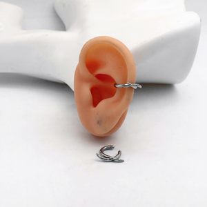 Boucles d'oreilles pour homme en acier inoxydable 316L, étanches, résistantes au ternissement, motif branche de vigne torsadée, à clipser sur le cartilage, style punk gothique. - Product Image 2