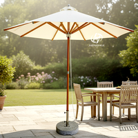 Parasol de terrasse robuste blanc avec manivelle et réglage d'inclinaison, idéal pour restaurant, café, marché, avec logo