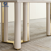 Table à manger en marbre crème 6 places avec pieds cascade et base dorée, chaise bouclée, luxe discret, villa, vente en gros, usine OEM