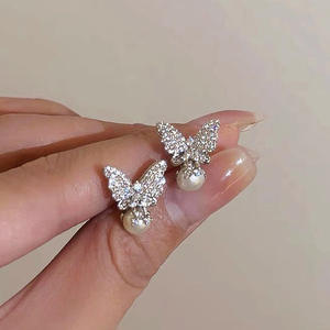 Boucles d'oreilles clous papillon en or blanc E3629 avec perles d'imitation et diamants taille brillant rond pour femme, style romantique pour soirée - Product Image 3