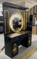 Salon de coiffure avec station de coiffure, miroir de barbier, table de barbier