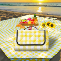 Couverture de pique-nique imperméable en gros Tapis de voyage pliable sans sable personnalisé Couverture de plage multicouche avec sangles