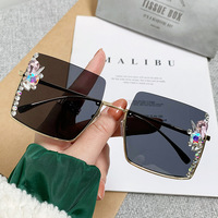 Lunettes de soleil carrées surdimensionnées de style européen et américain pour femmes, ornées de strass, protection UV400, grandes montures qui affinent le visage
