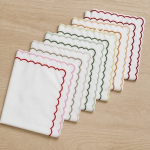 Servilletas Clásicas de Algodón Blanco con Borde Festoneado Rojo, Cuadradas, Hechas a Mano, Decoración de Mesa - Product Image 6