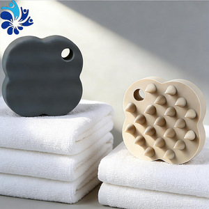 Cepillo de masaje para el cuero cabelludo de silicona con forma de pétalo y dientes cónicos para uso en el hogar y en salones de belleza - Product Image 2