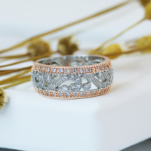 Anello Traforato Bicolore per Donne, Tono Rosa, Elegante Accessorio Quotidiano e da Festa - Product Image 2