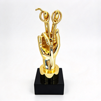 Trophée métallique portable personnalisé, sculpture dorée polie en forme de geste de main, base en cristal noir, prix artistique, cadeaux pour salons professionnels
