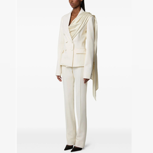 Blazer élégant pour femme en ivoire, personnalisable, à double boutonnage, avec détail de drapé en satin et coupe structurée - Product Image 3