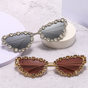 Lunettes de Soleil Niche de Luxe pour <span class=keywords><strong>Femme</strong></span>, Nouveau Style « Light Luxury », Yeux de Chat Incrustés de Diamants, Verres <span class=keywords><strong>Papillon</strong></span> à <span class=keywords><strong>Monture</strong></span> Métallique pour Adulte - Product Image 4