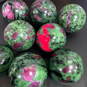 Esfera de Cristal de Epidota Zoisita al por Mayor, Bola de Piedra de Zoisita Roja para Decoración del Hogar y Regalos Navideños, Manualidades - Product Image 4