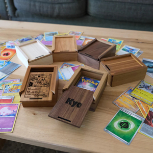 Boîte à cartes à collectionner en cèdre, capacité 1 grand deck, idéale pour <span class=keywords><strong>Pok</strong></span>émon, Magic, cartes à échanger, avec couvercle personnalisé (en option) - Product Image 1