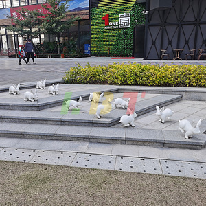 Escultura de Conejo de Fibra de Vidrio Libit, Decoración de Jardín para Exteriores, Figura de Animal Hecha a Mano y Duradera para Plaza, Oficina, Pascua - Product Image 3