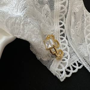 Anillo Abierto de Plata Pura S925, Elegante y Lujoso, con Diseño de Nicho de Diamante Cuadrado, Cadena Hueca Retro Francesa, Diamante de Corte Ovalado - Product Image 5