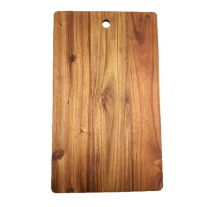 Planche à découper en bois d'acacia 50x30x1,5cm rectangulaire pour usage en cuisine - Product Image 2