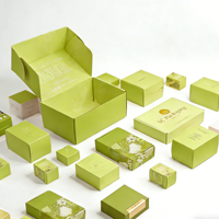 Boîtes d'emballage en carton ondulé recyclables personnalisables en gros avec logo/design sur mesure, pelliculage mat et gaufrage UV pour chaussettes