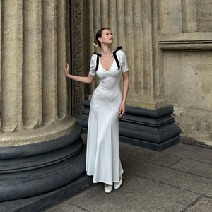 فستان سهرة زفاف رسمي طويل ضيق بقصة ذيل السمكة، مستوحى من الطراز العتيق باللون الأبيض الساتان ورقبة عميقة على شكل حرف V وأكمام قصيرة منفوشة بفيونكة مخملية سوداء - Product Image 2