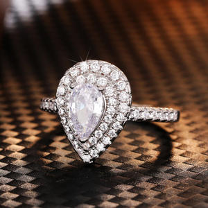 Anillo de Compromiso de Diamantes con Corte Pera en Oro Blanco para Mujer Q269, Piedra Principal de Color G Natural con Diamantes Laterales - Product Image 2