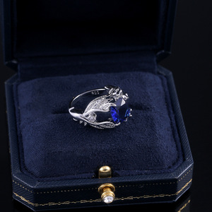 Anello con Ali d'Angelo e Accenti Blu per Donne, Accessorio Creativo ed Elegante per Feste, Regalo di Moda - Product Image 1
