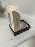 Boîtes en carton personnalisées pour l'emballage de vêtements, boîte rigide en carton blanc avec logo imprimé, fenêtre et ruban, ventes chaudes