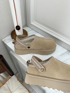 Las botas de nieve UG están hechas de tela y presentan propiedades antideslizantes y resistentes al agua, lo que las hace adecuadas para uso en interiores. - Product Image 4