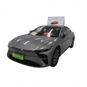 Le véhicule hybride Nezha L 2024 offre une autonomie de 350 km et une autonomie combinée de 1350 km pour les voitures d'occasion. - Product Image 1