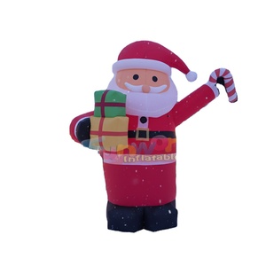 Décorations de Noël géantes gonflables pour l'extérieur, Père Noël géant tenant des cadeaux et une canne en sucre. - Product Image 1