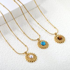 Collier pendentif rétro turquoise en acier inoxydable plaqué or 18 carats, avec pierre naturelle et perle, motif soleil, pour femme - Product Image 4