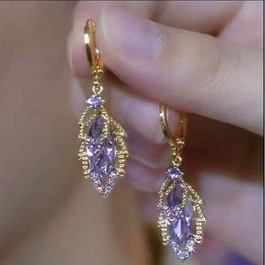 Boucles d'oreilles en alliage de style français, luxe léger, plaqué or, zircon, feuille, pour l'anniversaire des femmes - Product Image 6