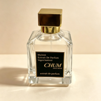 Flacon carré en verre de 50 ml avec logo personnalisé, vaporisateur à fine brume, couleur rouge, étiquette estampée à chaud et capuchon doré brillant.