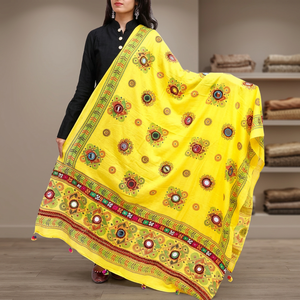 Dupatta artisanale fleurie brodée avec bordure dorée Zari, idéale pour toutes les occasions, jaune, entièrement brodée avec des miroirs - Product Image 2