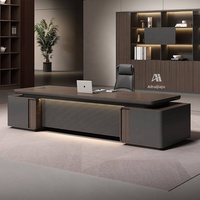 Bureau de direction avec double rangement latéral, panneau frontal cannelé, éclairage linéaire LED, finition noyer, mobilier