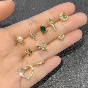 Pendientes de Estrella Pequeña con Circonita Cúbica y Baño de Oro de 18k, Diseño Moderno - Product Image 5